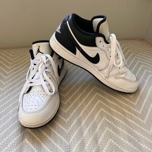 Nike Air Jordan 1 Low Boys Size 6 Bl/Wh
